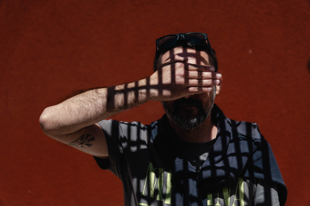 Koraljko Greben večeras u Azimutu: Bivši ovisnik predstavlja ‘Ljubav’, radove inspirirane emocijama!