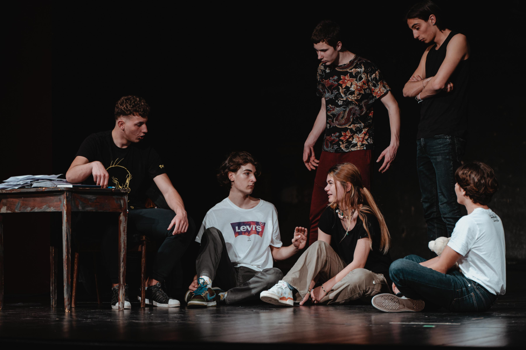 Premijera šibenske 'dice': Diletanti se u 'Kaubojima' natječu za Warholovih petnaest minuta slave 