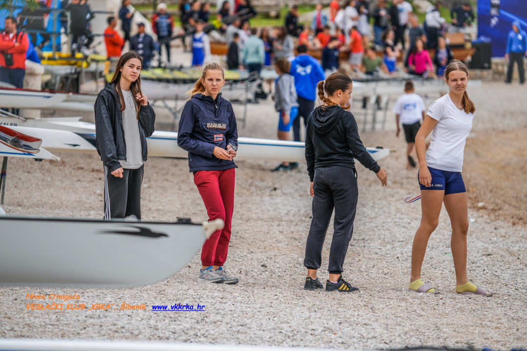 Veslači Krke u Makarskoj na Kupu Dalmacije osvojili 14 medalja