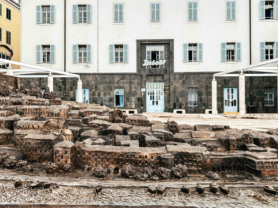 Saznali smo detalje neonskog natpisa 'Dišeš?' na Krešimirovom domu, autorica je Ana Elizabet