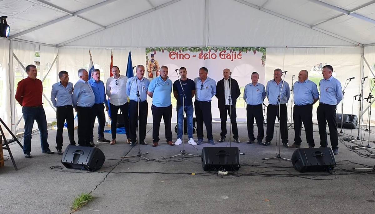 Vukšićki bećari donirali kameni križ, krstionicu i benkovački kamen za novu crkvu u Baranji