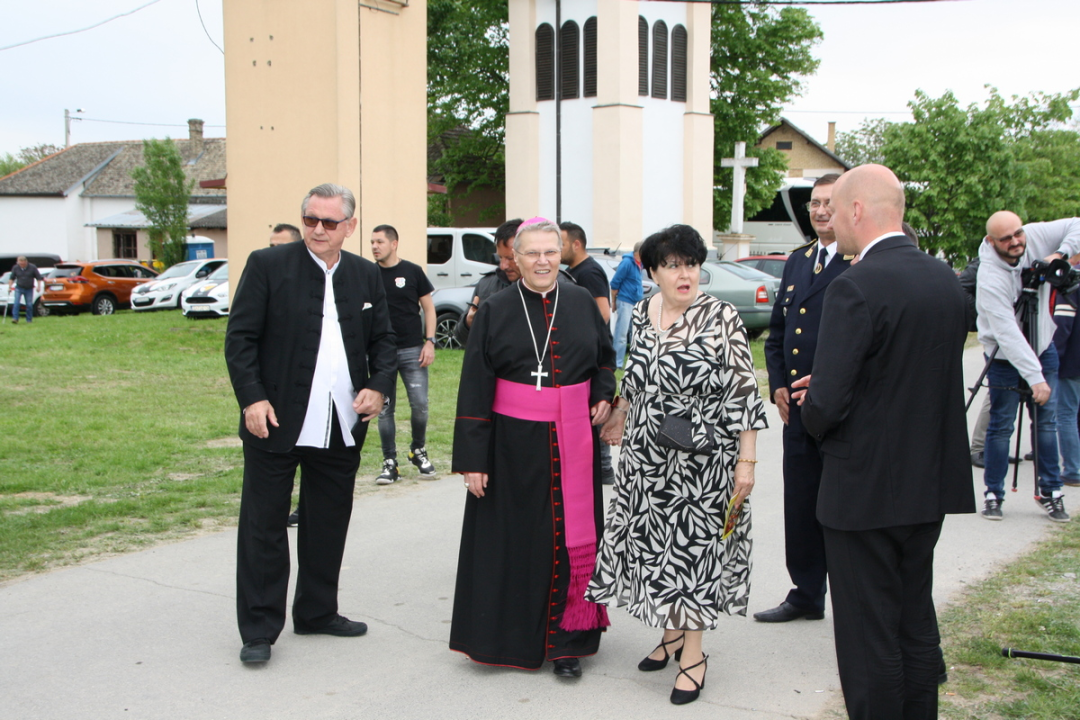 Vukšićki bećari donirali kameni križ, krstionicu i benkovački kamen za novu crkvu u Baranji