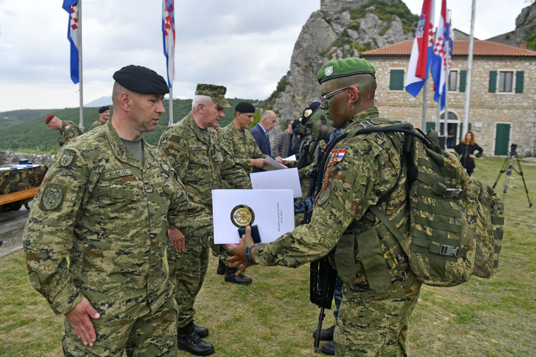  Svečanost na Kninskoj tvrđavi: Polaznicima obuke Središta za razvoj vođa uručene diplome 