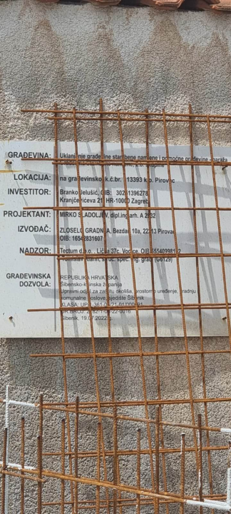 Dizalica 'bazen' s pirovačke ulice prebacila u dvorište gdje i pripada