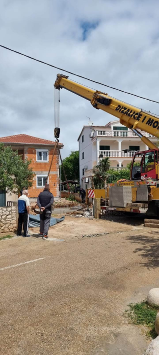 Dizalica 'bazen' s pirovačke ulice prebacila u dvorište gdje i pripada