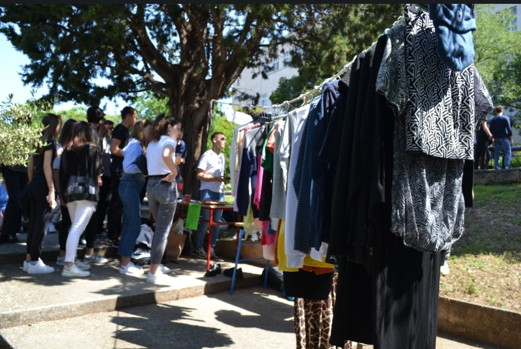 Gimnazijalci organizirali humanitarni buvljak, prikupljena sredstva namijenili Dolores Buri