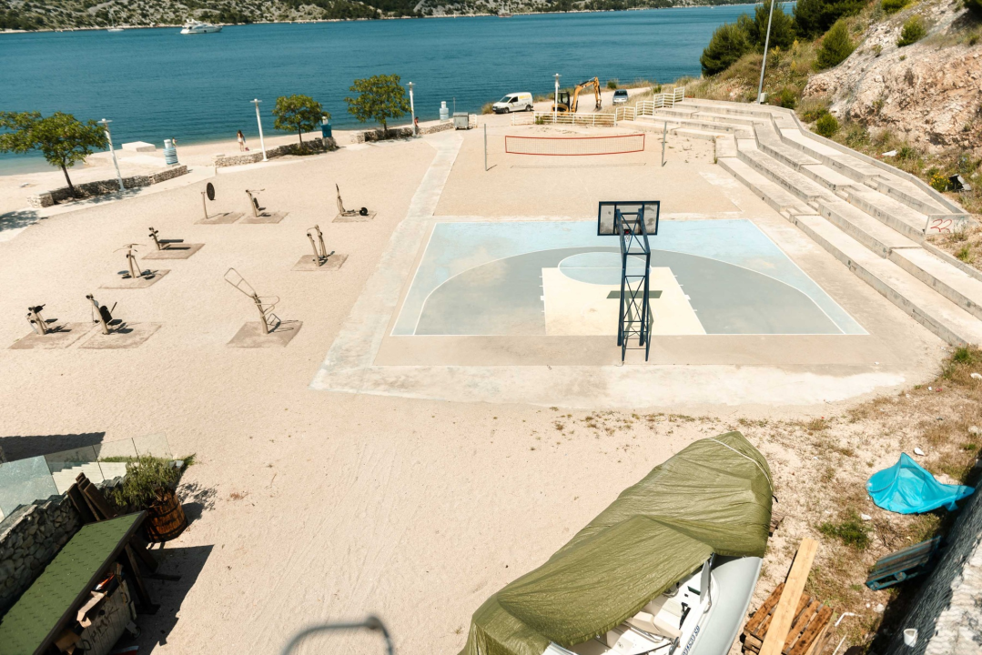 Polomljene daske i puknuta žica: Plaža Banj nije spremna za sezonu, iz Grada obećavaju da će za pet-šest dana sve ušminkati 