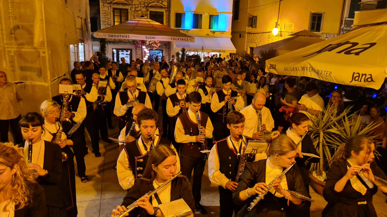 Šibenska narodna glazba nastupila ispred kazališta