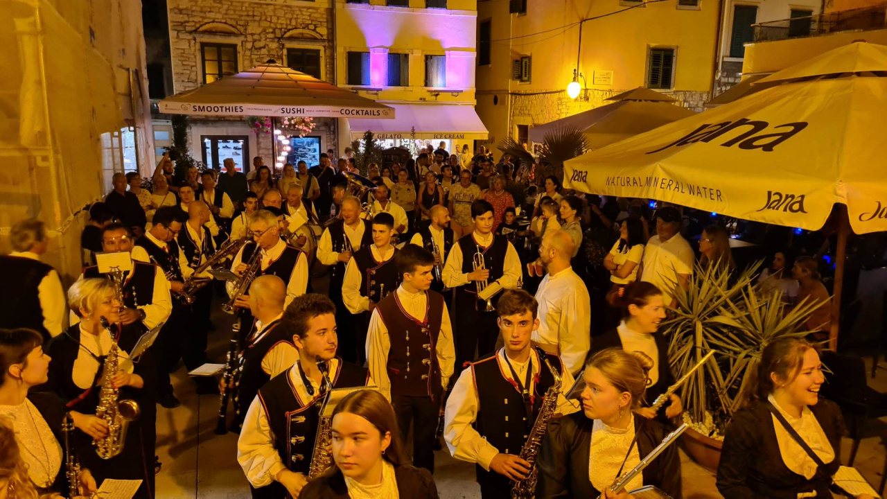 Šibenska narodna glazba nastupila ispred kazališta