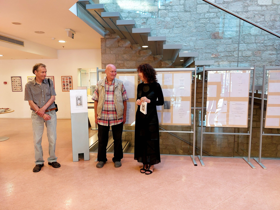 U knjižnici otvorena izložba stihova i crteža Vladimira Slavičeka