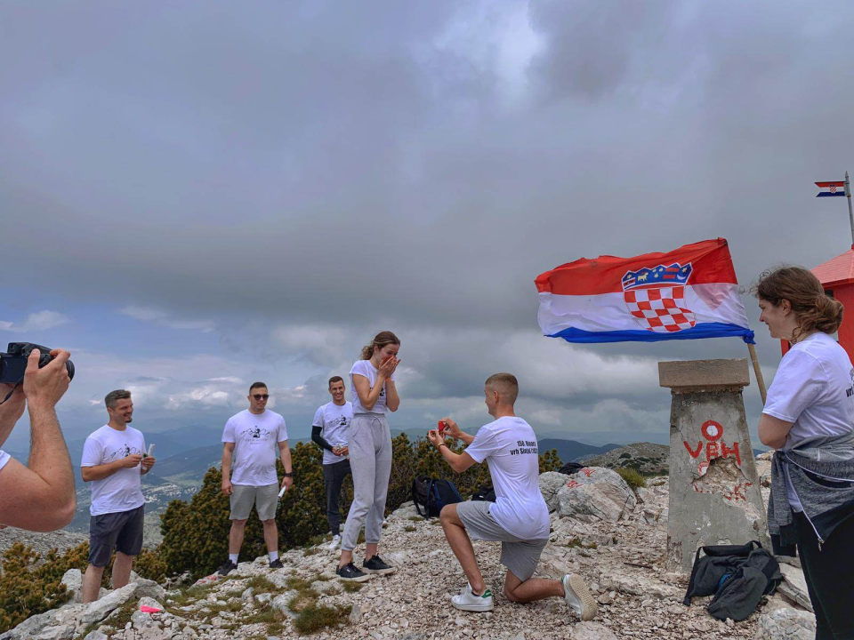 Kninjanin Ivan Džepina obišao 158 hrvatskih vrhova, a na posljednjem je zaprosio djevojku