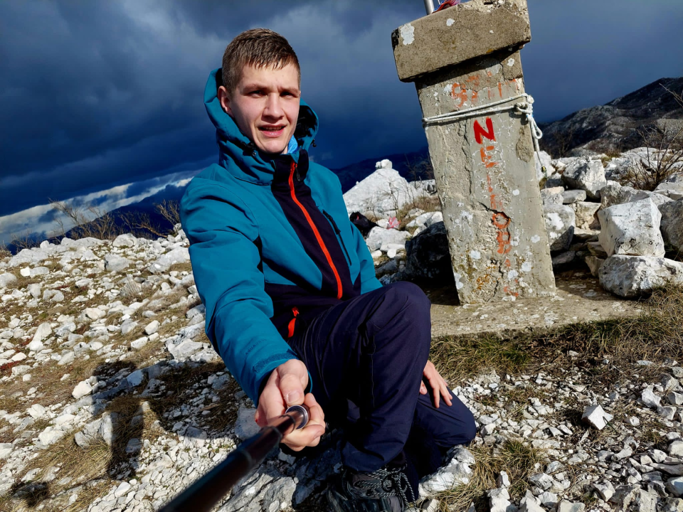 Kninjanin Ivan Džepina obišao 158 hrvatskih vrhova, a na posljednjem je zaprosio djevojku