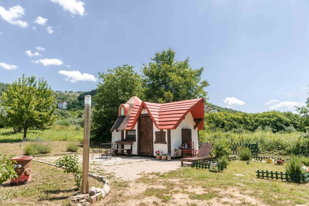 U Rupama postoji bajkovito selo u kojem možete spavati u gljivi ili bundevi