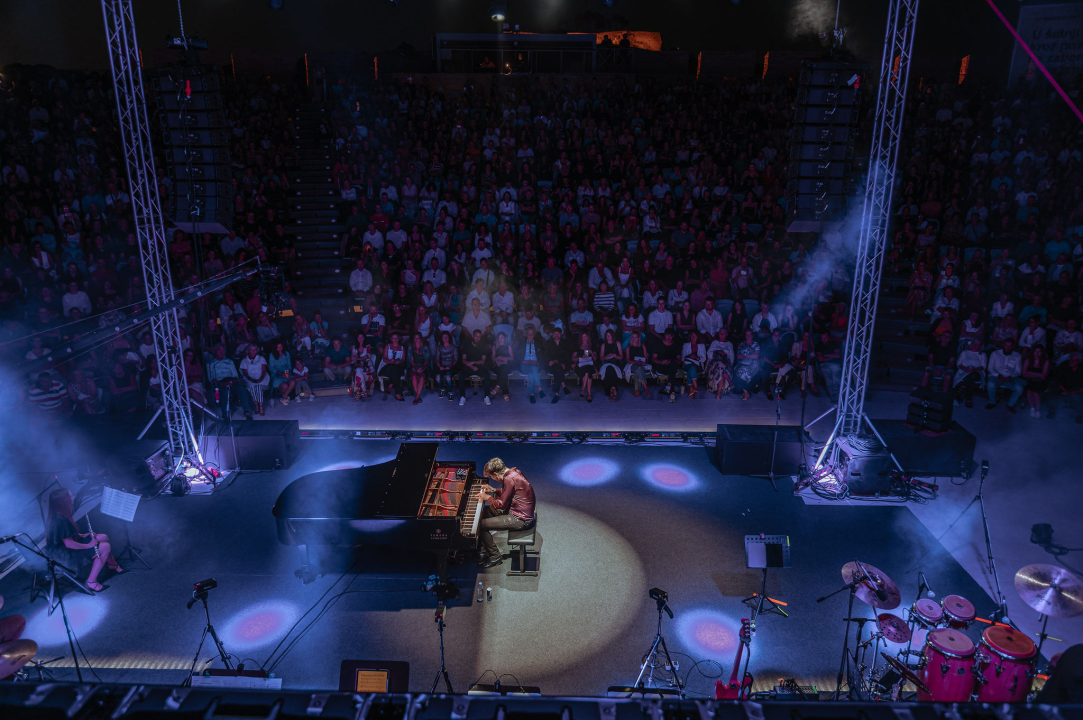 Maksim Mrvica impresivnim koncertom na tvrđavi sv. Mihovila potvrdio svoj zvjezdani status 