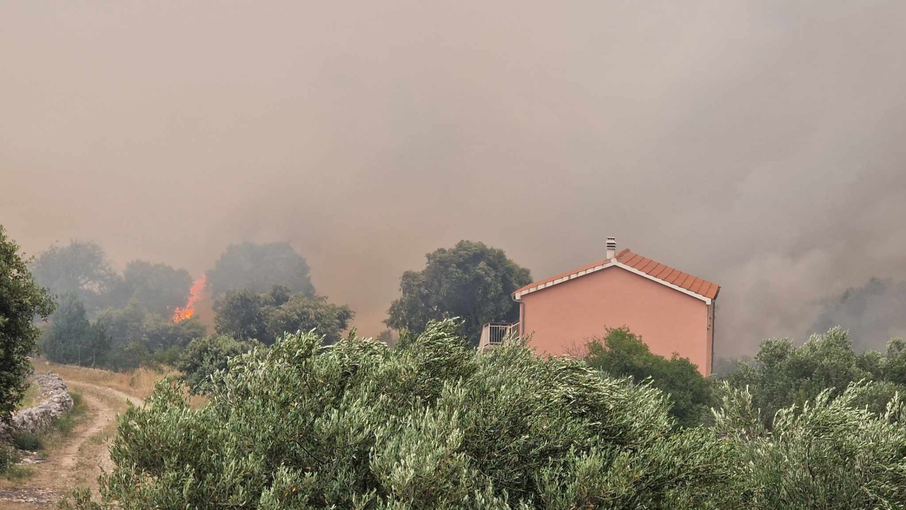 FOTOGALERIJA iz središta požara: Grčevita borba protiv vatre i vjetra