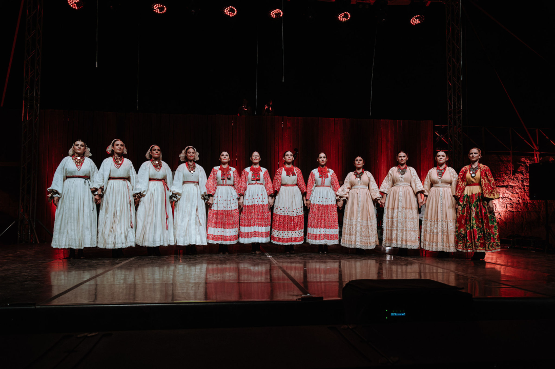 Raskoš i sjaj Ansambla Lado na Tvrđavi sv. Mihovila: Bogatstvo nošnji i spektakularni plesovi oduševili šibensku publiku