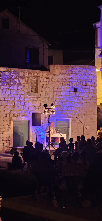 Ričard nasmijao Žirjane do suza, u Muni izveo 'Oči Uoči Zgospod'non'