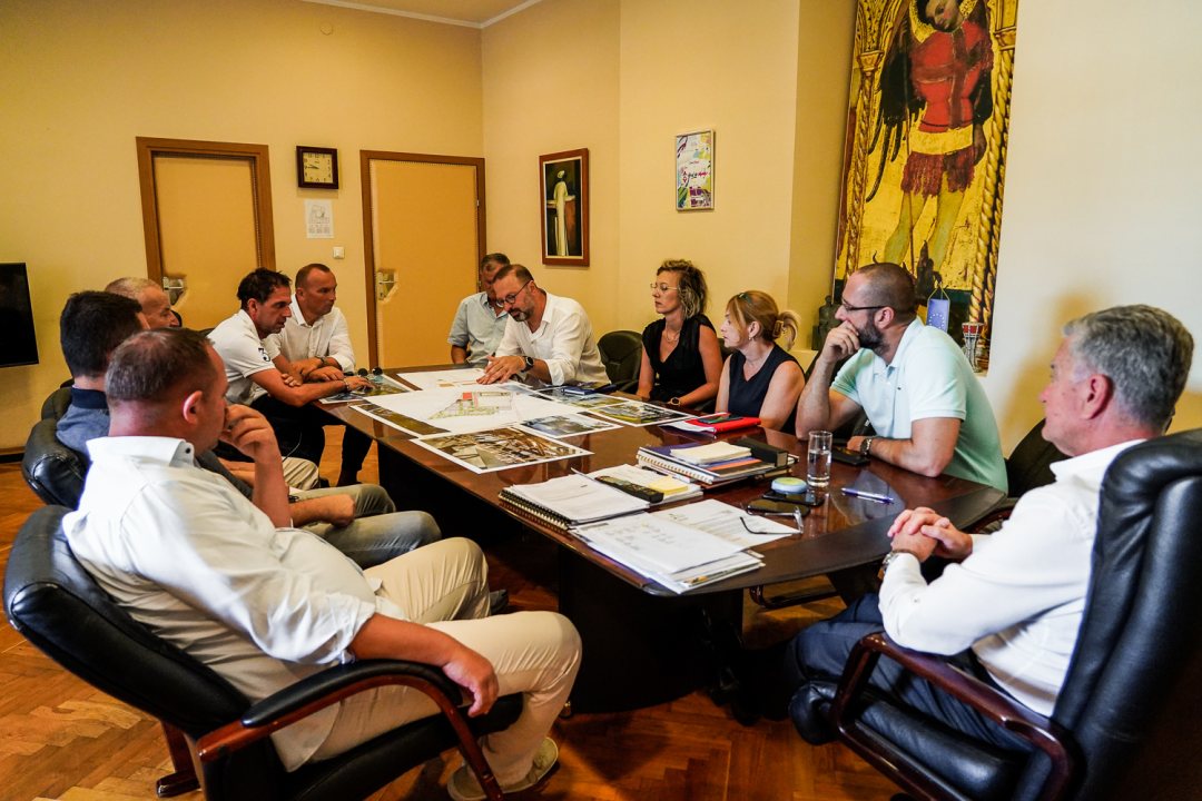 Ljubica gotova do početka listopada: Novi travnjak, drenaža, navodnjavanje, tribina, ograde....