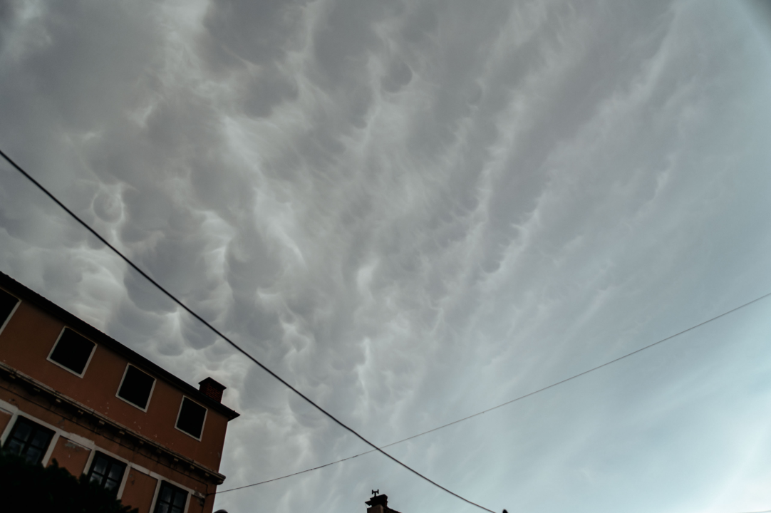 Nevrijeme stiglo do Šibenika i donijelo zanimljive mammatus oblake