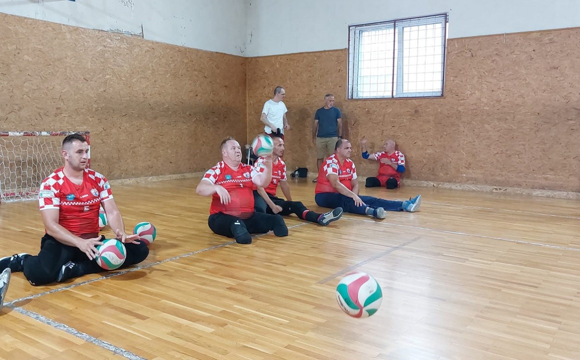 Klub sjedeće odbojke Knin 95 organizirao i osvojio turnir Oluja 95