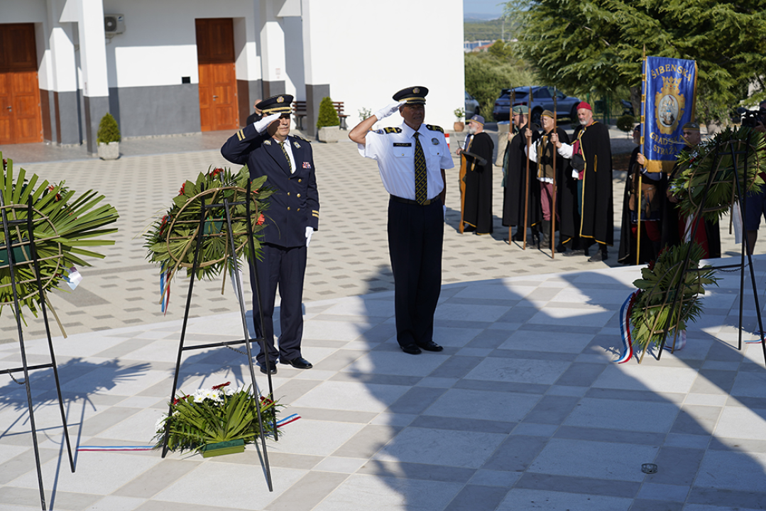 Položeni vijenci i zapaljene svijeće na Kvanju i Baldekinu