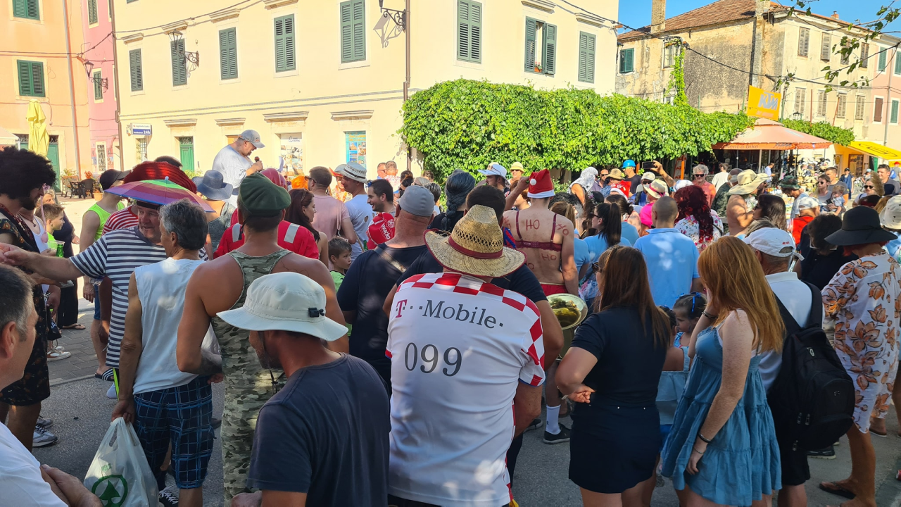 Stari i mladi u Skradinu navukli kostime i odmjerili snage na nogometnom terenu