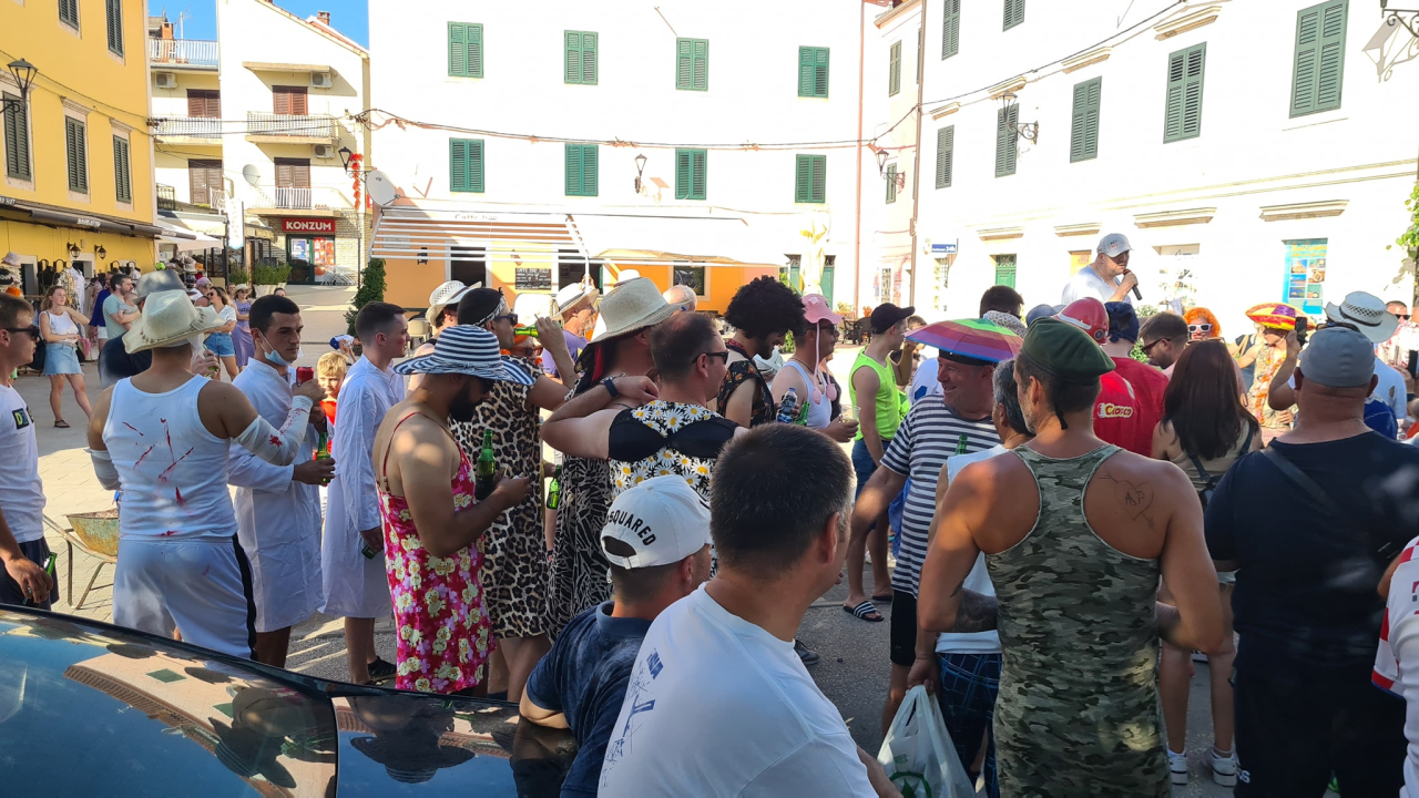 Stari i mladi u Skradinu navukli kostime i odmjerili snage na nogometnom terenu