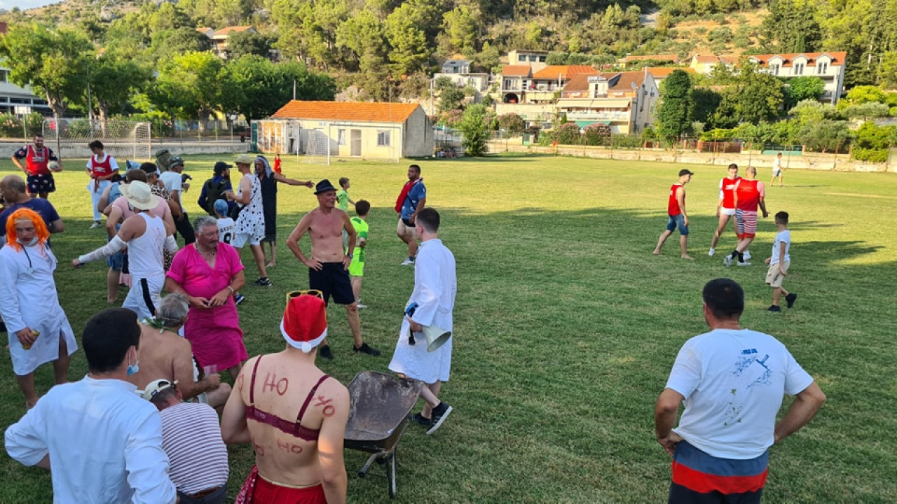 Stari i mladi u Skradinu navukli kostime i odmjerili snage na nogometnom terenu