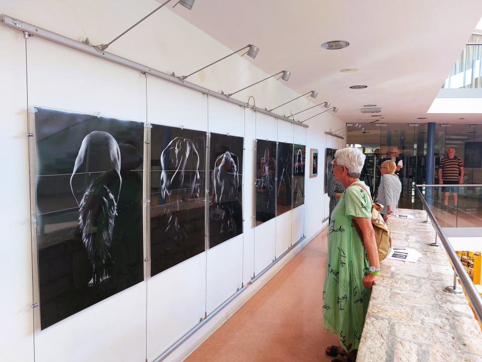 U knjižnici otvorena izložba 'Ženski akt'