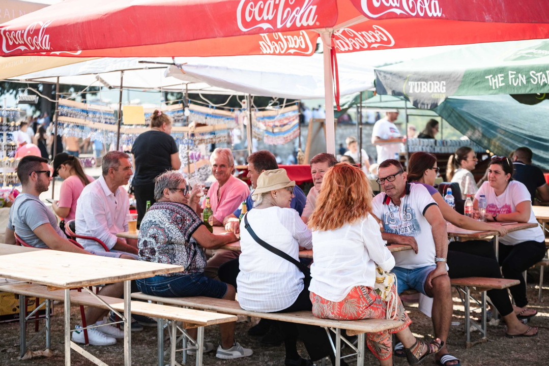 Na štandovima u Vrpolju janjetine nema, ali zato je red preko ceste: 'Tko ima u džepu, taj će i pojesti'