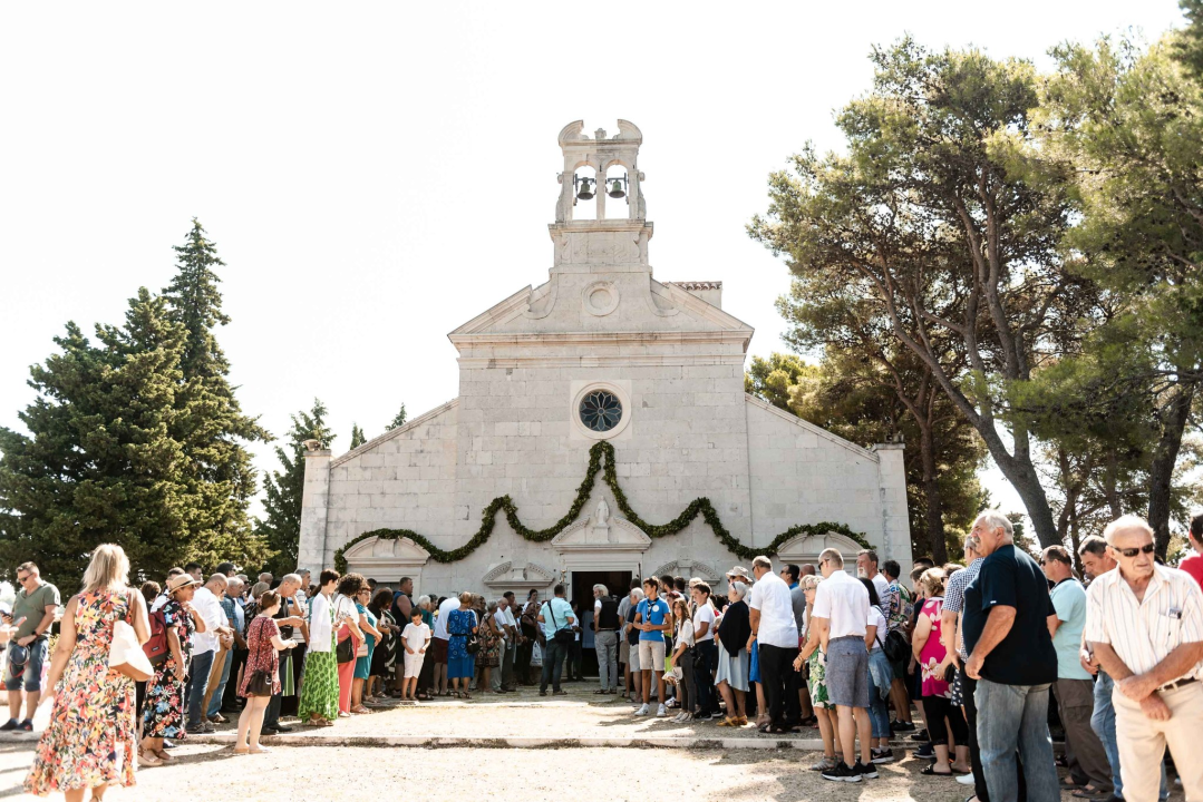 Na štandovima u Vrpolju janjetine nema, ali zato je red preko ceste: 'Tko ima u džepu, taj će i pojesti'