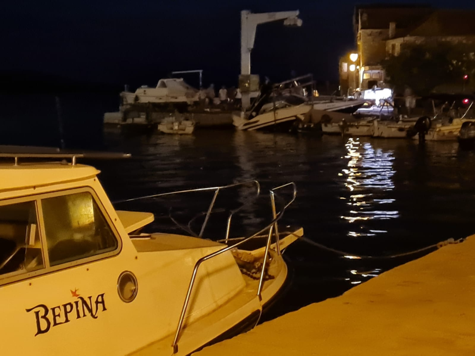 Kod otoka Tijata ribari noćas spasili poljsku obitelj i njihov gliser