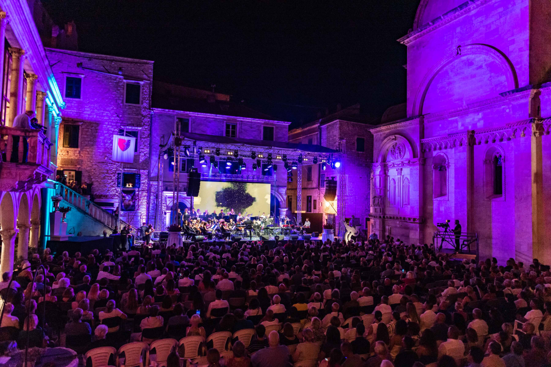 Prva večer Šansona prošla u znaku Vice Vukova: Idealan ambijent za legendarne pjesme šibenskog slavuja