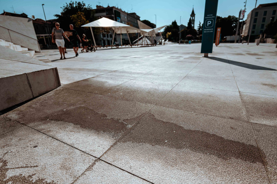 Poljana prljava i nakon pranja, a trg ispred Fausta Vrančića postao livada