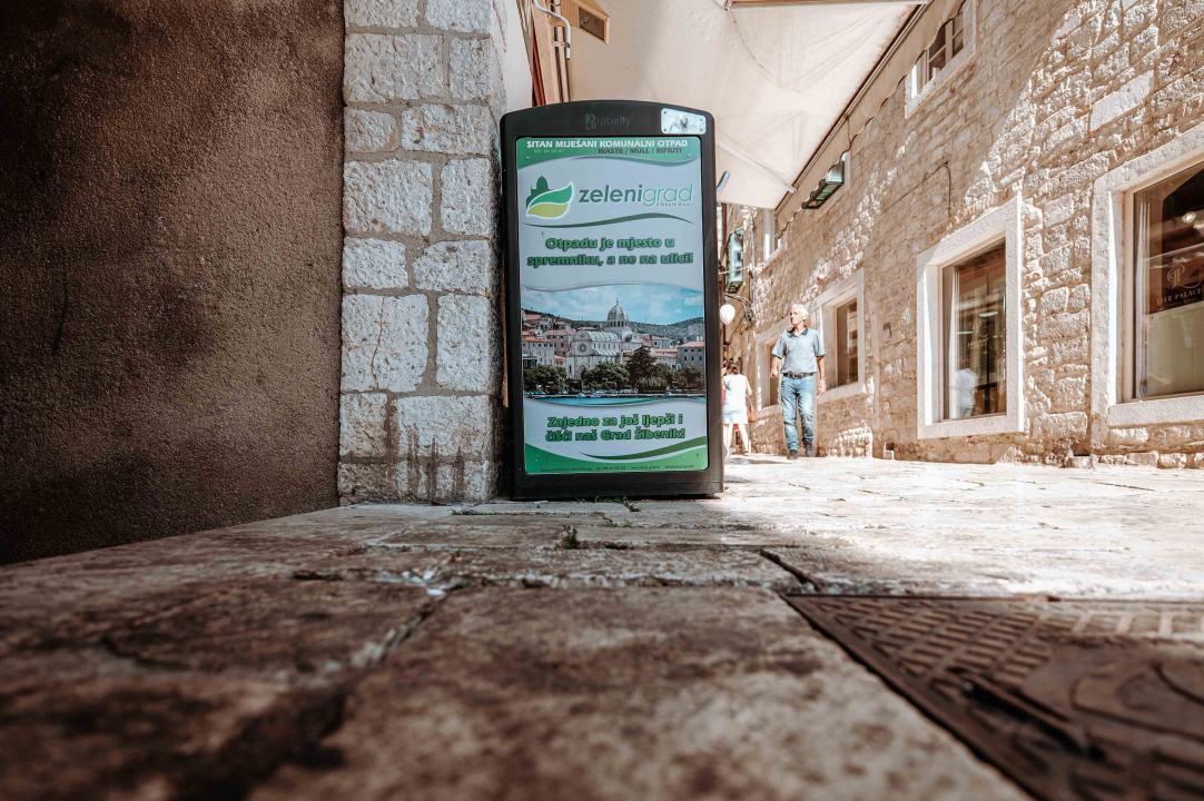 Poljana prljava i nakon pranja, a trg ispred Fausta Vrančića postao livada