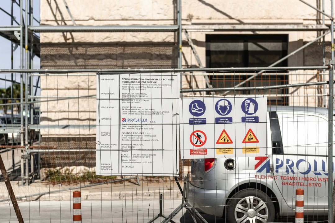 Zapelo s obnovom Porezne uprave na rivi: Traženo produljenje radova do 1. studenog, iz Grada se ne slažu