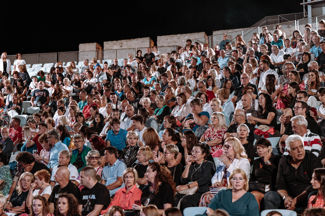 Parni Valjak raspjevao i rasplesao publiku na tvrđavi