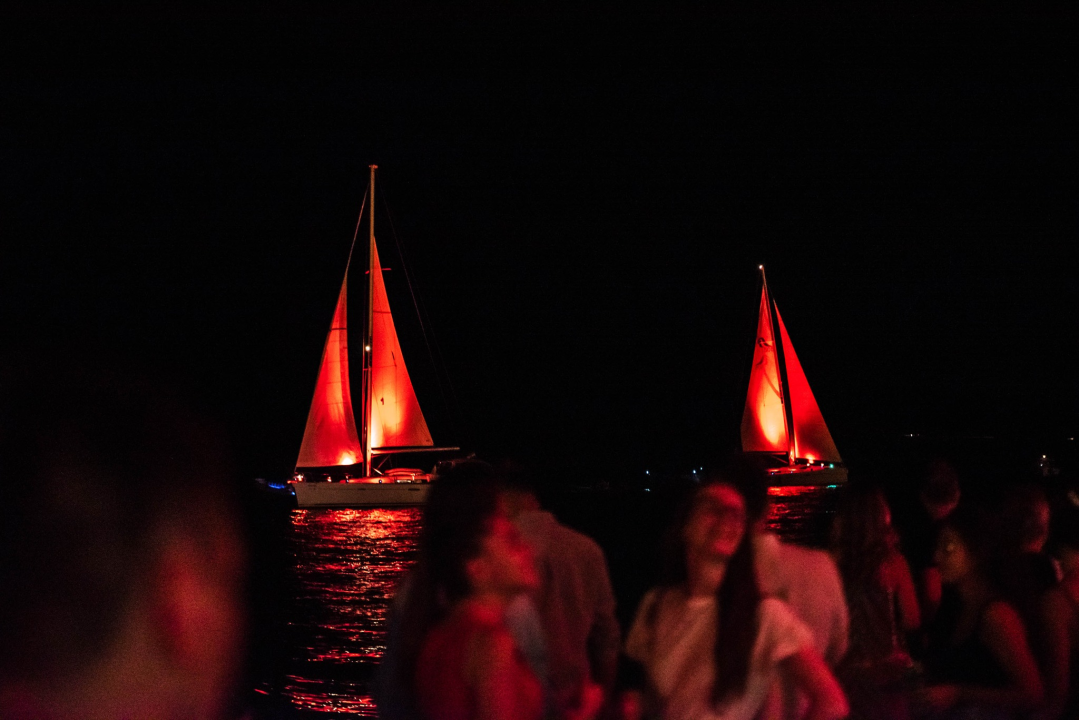 'Light is Life' upozorio na iskorištavanje planeta Zemlje: Šibenik obojan u crveno, a 4 tenora dali glazbeni doprinos