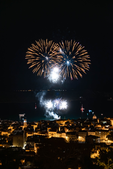 'Light is Life' upozorio na iskorištavanje planeta Zemlje: Šibenik obojan u crveno, a 4 tenora dali glazbeni doprinos