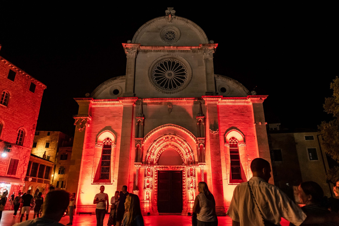 'Light is Life' upozorio na iskorištavanje planeta Zemlje: Šibenik obojan u crveno, a 4 tenora dali glazbeni doprinos