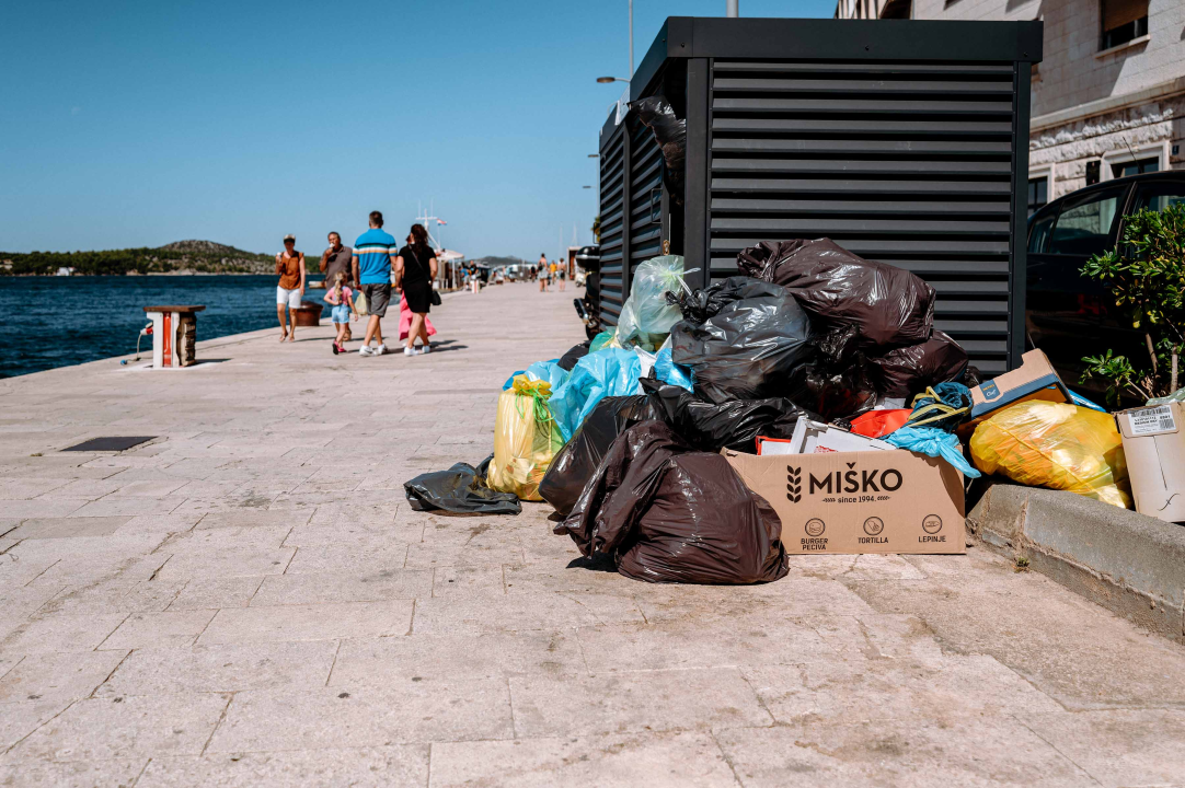 'Miško' pozdravlja ljude u šetnji rivom: Smeće 'kipi' iz kontejnera za nautičare
