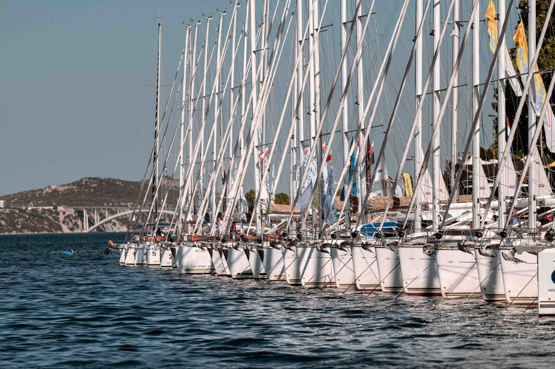 Riva puna jedrilica kao usred sezone, ali bez slaloma između turista ako prošetate