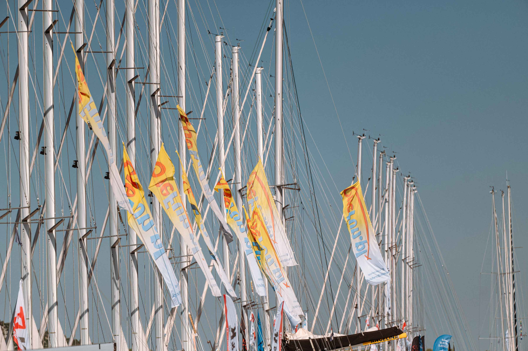 Riva puna jedrilica kao usred sezone, ali bez slaloma između turista ako prošetate