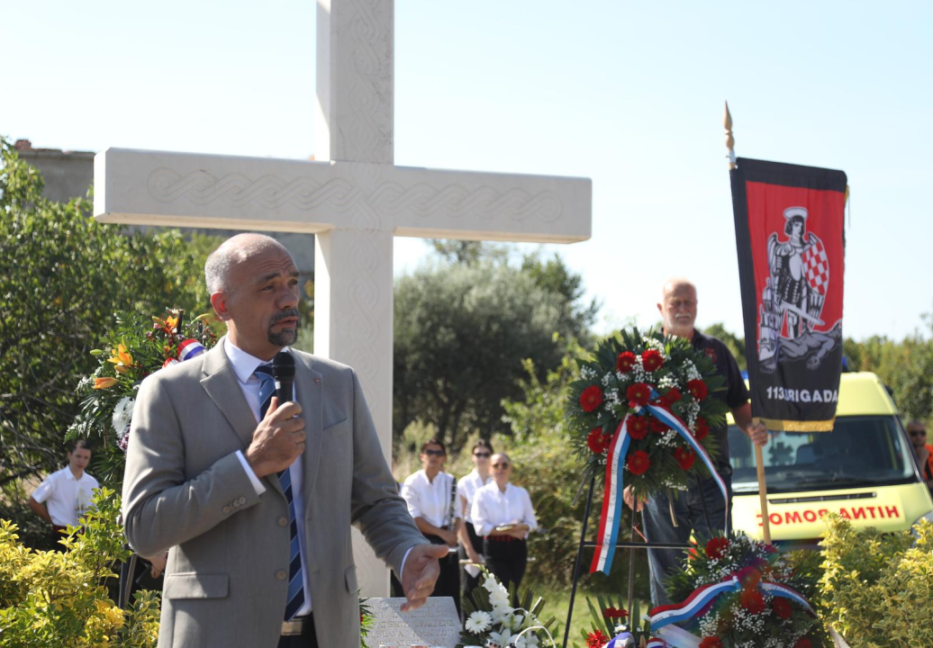 Obiljezavanje 32. obljetnice Rujanskog rata: Na spomen križu na Velikoj Glavi položeni vijenci i upaljene svijeće