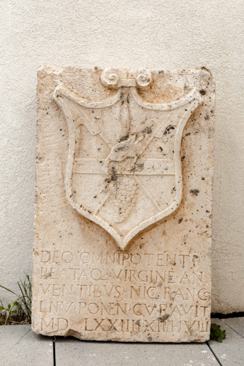 Rankulin je bio obrtnik, advokat, vođa pučke bune, predmet tračeva, brata mu je objesilo: U 16. stoljeću postavio je svoj grb na palači na Zlarinu