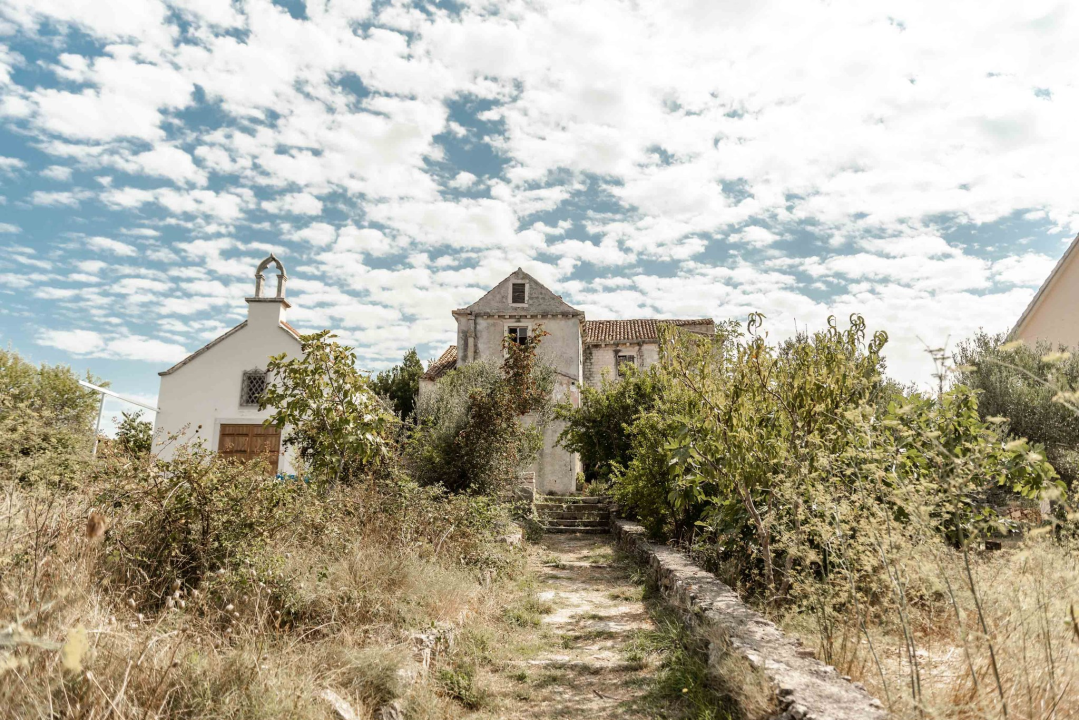 Što Grad planira s vilom Zuliani na Zlarinu: U njoj je navodno rođena Vesna Parun...