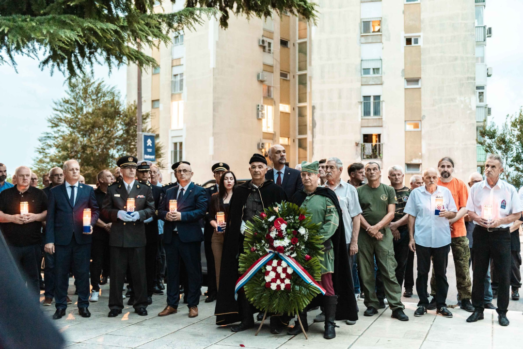 Unatoč prolomu oblaka, grmljavini i pljusku, Šibenčani pokazali koliko im znači Rujanski rat 