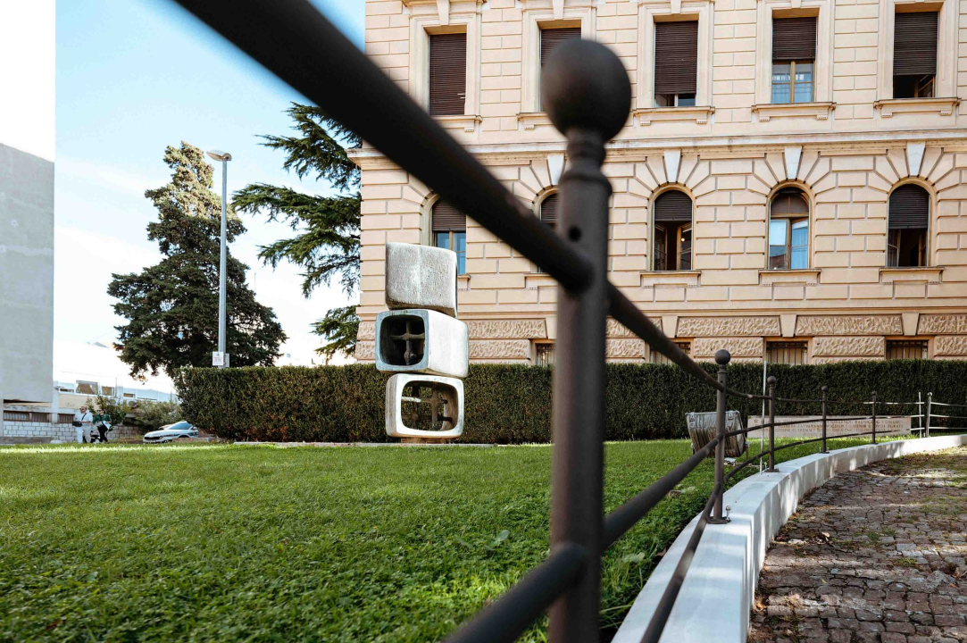 Zgrada suda i travnjaci od jutros u potpunosti opasani ogradom: Teško će se više tamo šetati kućni ljubimci 