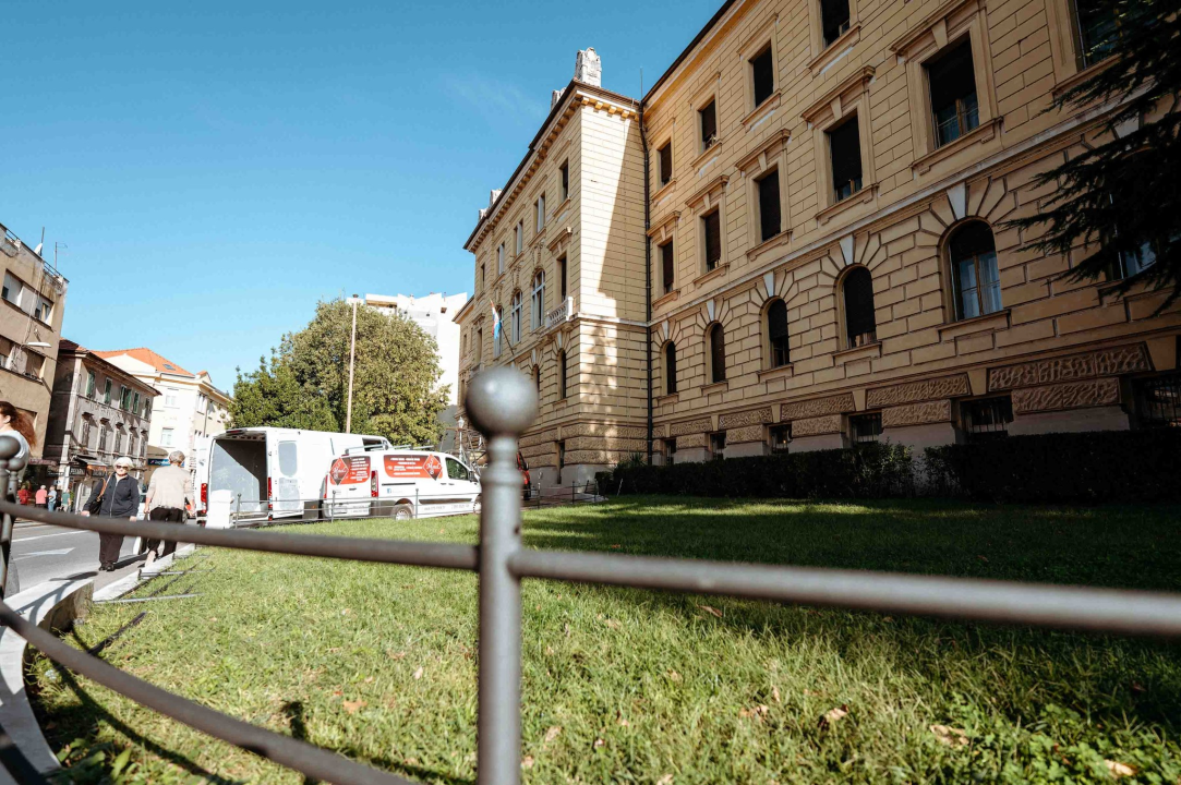 Zgrada suda i travnjaci od jutros u potpunosti opasani ogradom: Teško će se više tamo šetati kućni ljubimci 