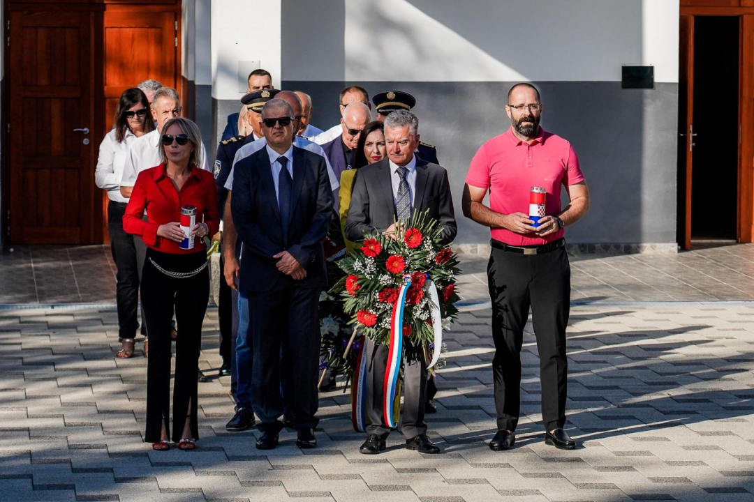 Kod Središnjeg križa na Kvanju položeni vijenci i zapaljene svijeće u povodu sv. Mihovila